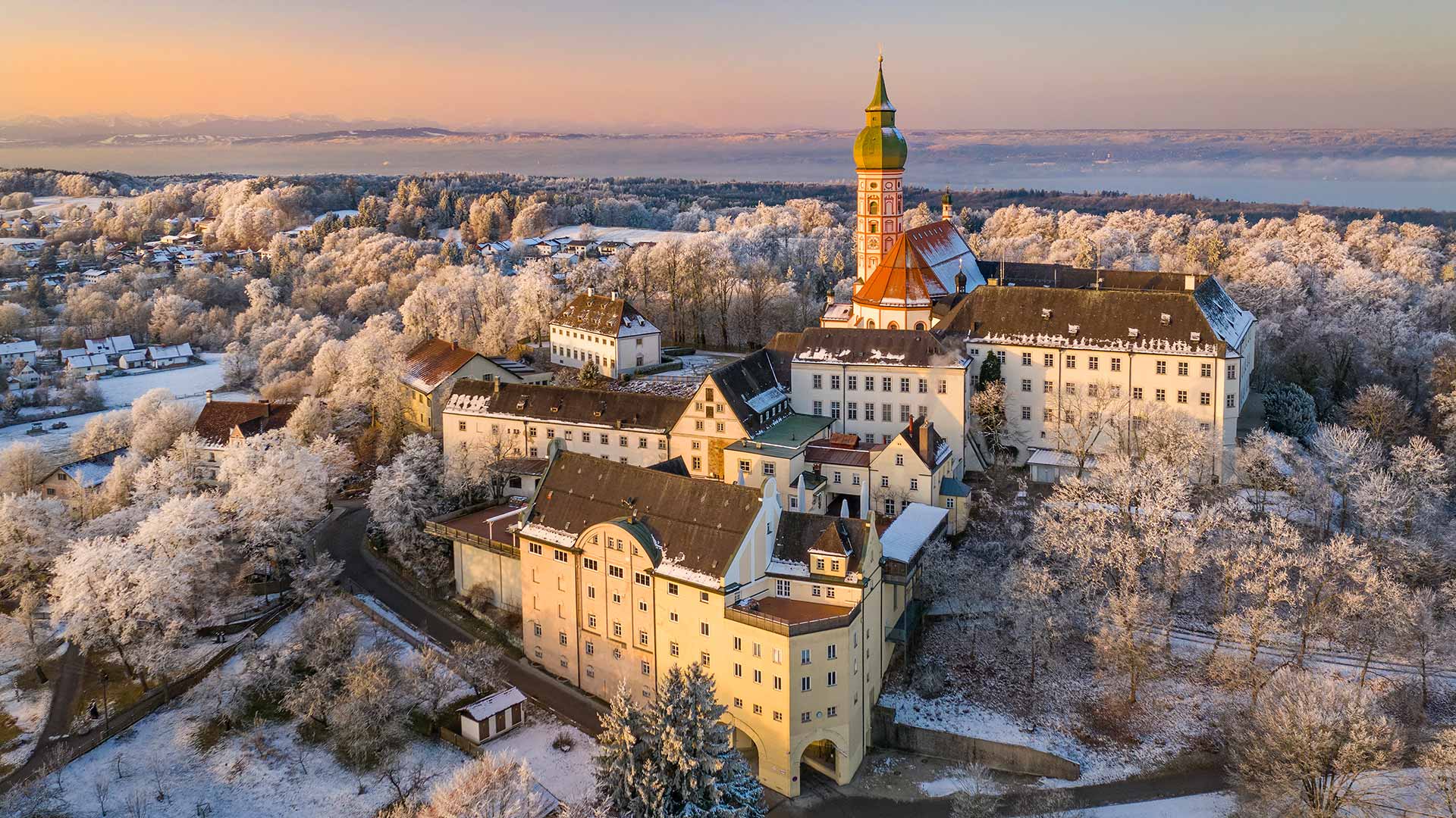 Winterliche Morgenstimmung am Kloster Andechs in Bayern mit Blick auf den Ammersee (© Reinhard Schmid/Huber/eStock Photo) Bing Everyday Wallpaper 2021-02-23, GRHrPj [Bing Everyday Wall Paper 2021-02-23] url = http://www.bing.com/th?id=OHR.KlosterAndechsWinter_DE-DE3997364092_1920x1080.jpg