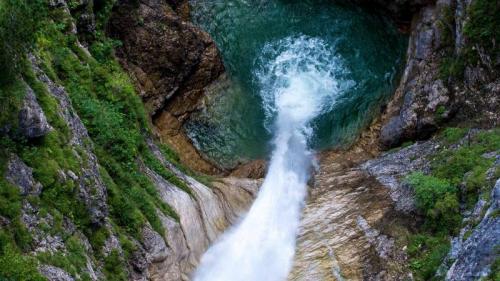 新天鹅堡附近Pöllat峡谷的瀑布，德国巴伐利亚 (© Gary Whitton/Alamy) Bing Everyday Wallpaper 2021-05-31
/tmp/UploadBeta1i7OMs [Bing Everyday Wall Paper 2021-05-31] url = http://www.bing.com/th?id=OHR.PoellatWasserfall_ZH-CN3028716235_1920x1080.jpg

File Size (KB): 257.72 KB
Last Modified: November 26 2021 18:33:02
