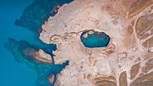 鸟瞰罗卡附近的Grotta della Poesia，意大利莱切 (© Amazing Aerial Agency/Offset by Shutterstock) Bing Everyday Wallpaper 2021-06-01
/tmp/UploadBetagt3kSc [Bing Everyday Wall Paper 2021-06-01] url = http://www.bing.com/th?id=OHR.PoetrysCave_ZH-CN3196193909_1920x1080.jpg

File Size (KB): 327.72 KB
Last Modified: November 26 2021 18:34:29
