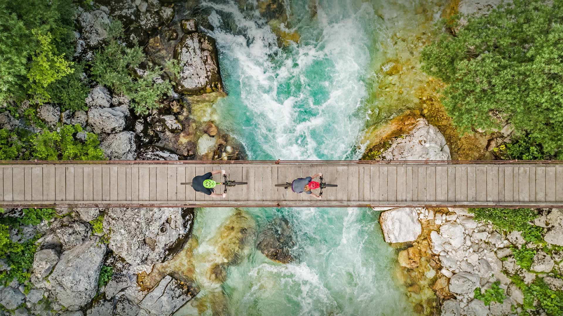 斯洛文尼亚索奇河上的木制吊桥上骑自行车的人的鸟瞰图 (© Amazing Aerial Agency/Offset by Shutterstock) Bing Everyday Wallpaper 2021-06-03, iM2D4M [Bing Everyday Wall Paper 2021-06-03] url = http://www.bing.com/th?id=OHR.SocaCycles_ZH-CN3583247274_1920x1080.jpg