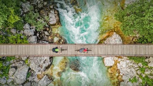 斯洛文尼亚索奇河上的木制吊桥上骑自行车的人的鸟瞰图 (© Amazing Aerial Agency/Offset by Shutterstock) Bing Everyday Wallpaper 2021-06-03
/tmp/UploadBetaiM2D4M [Bing Everyday Wall Paper 2021-06-03] url = http://www.bing.com/th?id=OHR.SocaCycles_ZH-CN3583247274_1920x1080.jpg

File Size (KB): 328.79 KB
Last Modified: November 26 2021 18:34:30
