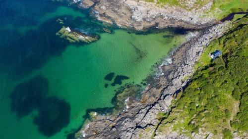 Aerial shot of waves lapping up onto rocks in Portuairk Bay, Ardnamurchan, Lochaber (© Cavan Images/Offset by Shutterstock) Bing Everyday Wallpaper 2021-06-04
/tmp/UploadBetayu1jFF [Bing Everyday Wall Paper 2021-06-04] url = http://www.bing.com/th?id=OHR.PortuairkBay_EN-GB3207377103_1920x1080.jpg

File Size (KB): 324.97 KB
Last Modified: November 26 2021 18:34:25
