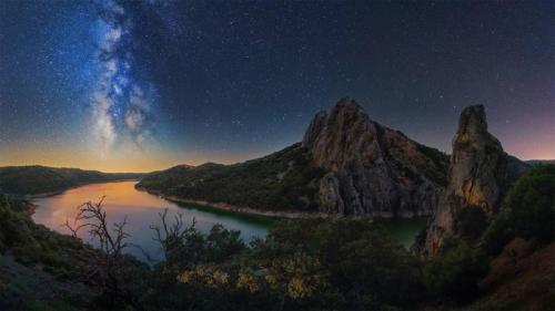 塔霍河上空的银河，西班牙蒙弗拉圭国家公园 (© Miguel Angel Muñoz Ruiz/Cavan Images) Bing Everyday Wallpaper 2021-07-10
/tmp/UploadBetatXiltg [Bing Everyday Wall Paper 2021-07-10] url = http://www.bing.com/th?id=OHR.MonfragueNationalPark_ZH-CN5421553314_1920x1080.jpg

File Size (KB): 329.29 KB
Last Modified: November 26 2021 18:33:08
