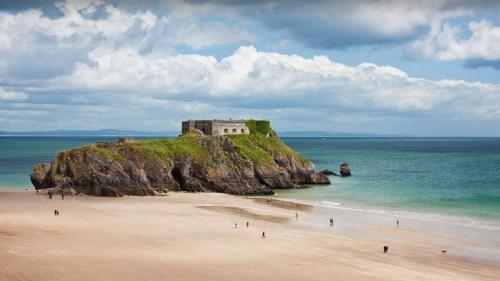 St Catherine’s Island, Tenby, Pembrokeshire (© David Clapp/Alamy) Bing Everyday Wallpaper 2021-07-27
/tmp/UploadBetaxdAu1b [Bing Everyday Wall Paper 2021-07-27] url = http://www.bing.com/th?id=OHR.FortStCatherine_EN-GB0418357743_1920x1080.jpg

File Size (KB): 329.51 KB
Last Modified: November 26 2021 18:33:14
