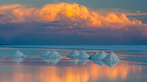 乌尤尼盐沼上的锥形盐堆，玻利维亚 (© John Shaw/Minden Pictures) Bing Everyday Wallpaper 2021-08-07
/tmp/UploadBetabZ387D [Bing Everyday Wall Paper 2021-08-07] url = http://www.bing.com/th?id=OHR.SaltCones_ZH-CN4825397608_1920x1080.jpg

File Size (KB): 300.96 KB
Last Modified: November 26 2021 18:33:40
