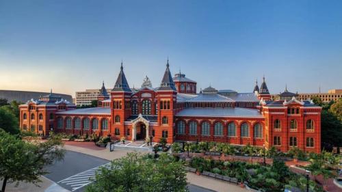 ｢スミソニアン博物館｣米国, ワシントン D.C. (© Ron Blunt/Courtesy Smithsonian) Bing Everyday Wallpaper 2021-08-10
/tmp/UploadBetak3JWwI [Bing Everyday Wall Paper 2021-08-10] url = http://www.bing.com/th?id=OHR.ArtsandIndustries_JA-JP7744595928_1920x1080.jpg

File Size (KB): 322.75 KB
Last Modified: November 26 2021 18:33:41
