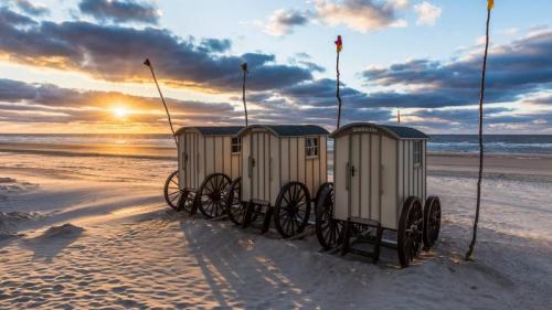 Umkleidewagen am Strand bei Sonnenuntergang auf der Insel Norderney, Ostfriesland, Niedersachsen (© Frank Lukasseck/Huber/eStock Photo) Bing Everyday Wallpaper 2021-08-10
/tmp/UploadBetaMItzB1 [Bing Everyday Wall Paper 2021-08-10] url = http://www.bing.com/th?id=OHR.UmkleidewagenNorderney_DE-DE6265454108_1920x1080.jpg

File Size (KB): 327.32 KB
Last Modified: November 26 2021 18:33:40
