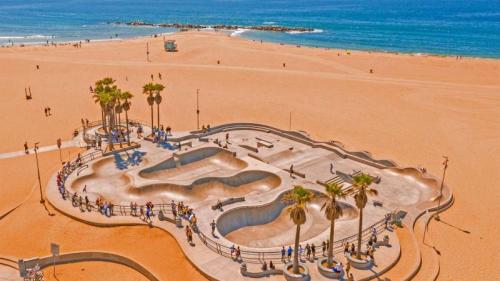 Aerial view of the Venice Skatepark in Venice Beach, Los Angeles, USA (© Ingus Kruklitis/Getty Images) Bing Everyday Wallpaper 2021-09-12
/tmp/UploadBetaEek2A2 [Bing Everyday Wall Paper 2021-09-12] url = http://www.bing.com/th?id=OHR.VeniceBeach_EN-GB6738887973_1920x1080.jpg

File Size (KB): 325.08 KB
Last Modified: November 26 2021 18:34:19
