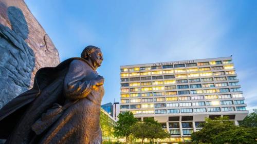 Statue of Mary Seacole at St Thomas' Hospital, London (© Pajor Pawel/Shutterstock) Bing Everyday Wallpaper 2021-10-01
/tmp/UploadBeta3IqGG0 [Bing Everyday Wall Paper 2021-10-01] url = http://www.bing.com/th?id=OHR.MarySeacole_EN-GB8913952398_1920x1080.jpg

File Size (KB): 315.91 KB
Last Modified: November 26 2021 18:33:52
