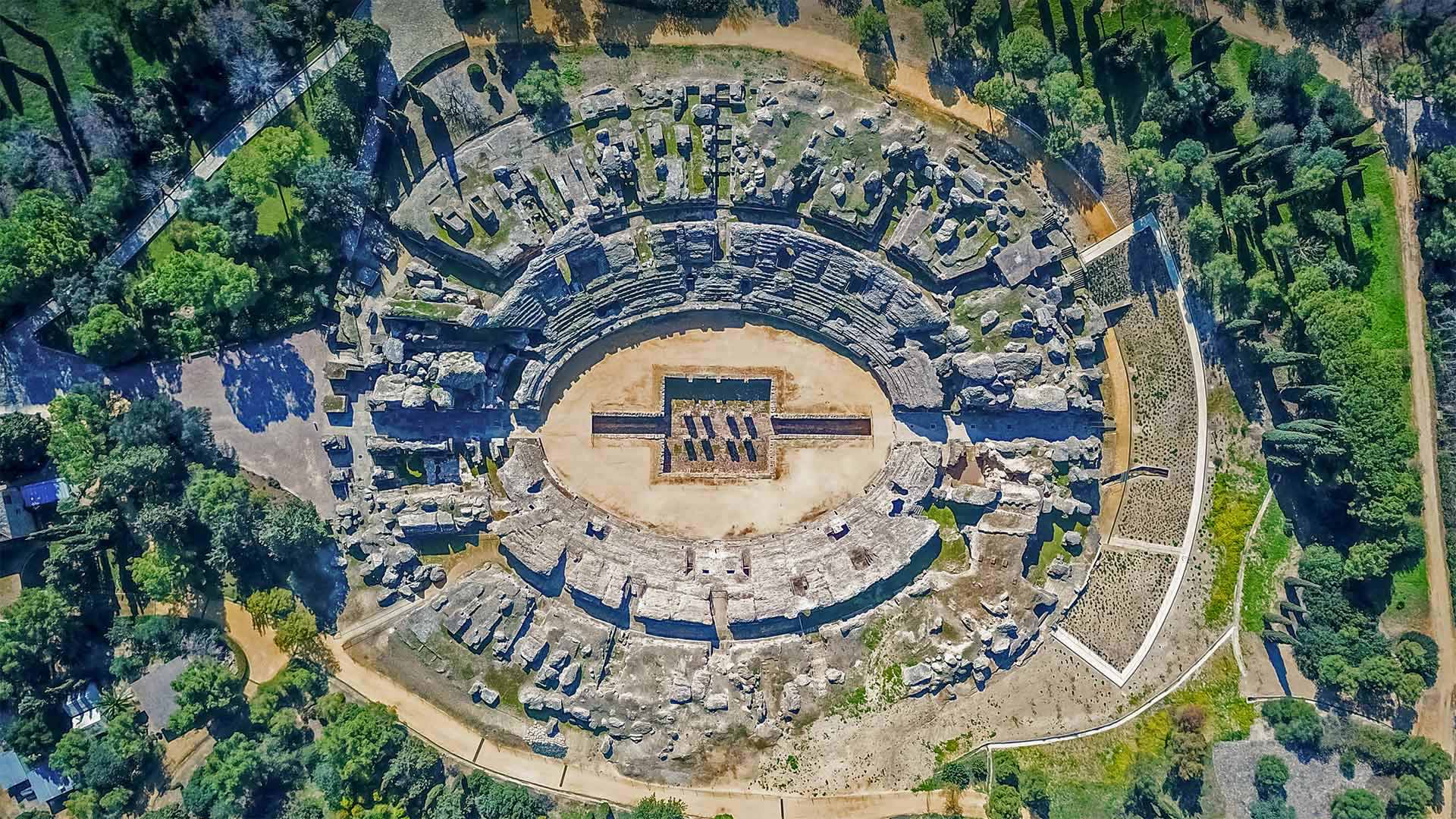 Römisches Amphitheater von Itálica bei Santiponce, Spanien (© Amazing Aerial Agency/Offset by Shutterstock) Bing Everyday Wallpaper 2021-10-02, u7uemd [Bing Everyday Wall Paper 2021-10-02] url = http://www.bing.com/th?id=OHR.Italica_DE-DE8428316883_1920x1080.jpg