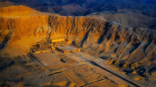 哈特谢普苏特女王神庙鸟瞰图，埃及卢克索古城 (© Ratnakorn Piyasirisorost/Moment/Getty Images) Bing Everyday Wallpaper 2021-10-16
/tmp/UploadBeta8fMXcI [Bing Everyday Wall Paper 2021-10-16] url = http://www.bing.com/th?id=OHR.Hatshepsut_ZH-CN4516192627_1920x1080.jpg

File Size (KB): 329.6 KB
Last Modified: November 26 2021 18:33:45
