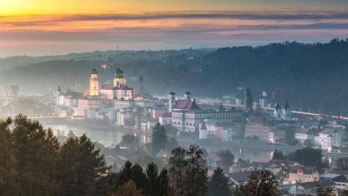 Abenddämmerung über der Altstadt von Passau, Bayern (© Sergey Alimov/Moment/Getty Images) Bing Everyday Wallpaper 2021-10-21
/tmp/UploadBetaN1Lnh4 [Bing Everyday Wall Paper 2021-10-21] url = http://www.bing.com/th?id=OHR.PassauInn_DE-DE2114513850_1920x1080.jpg

File Size (KB): 324.53 KB
Last Modified: November 26 2021 18:33:50
