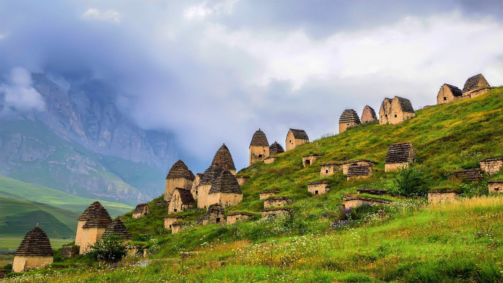 北奥塞梯-阿兰共和国的一片墓地，俄罗斯 (© Yakov Oskanov/Shutterstock) Bing Everyday Wallpaper 2021-10-28, oT2shI [Bing Everyday Wall Paper 2021-10-28] url = http://www.bing.com/th?id=OHR.Dargavs_ZH-CN2721319869_1920x1080.jpg
