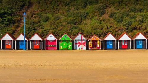 圣诞主题的海滩小屋，英国伯恩茅斯 (© Allouphoto/Alamy) Bing Everyday Wallpaper 2021-12-17
/tmp/UploadBetasyTDQV [Bing Everyday Wall Paper 2021-12-17] url = http://www.bing.com/th?id=OHR.XmasBeachHuts_ZH-CN6195800613_1920x1080.jpg

File Size (KB): 335.38 KB
Last Modified: December 17 2021 00:00:02
