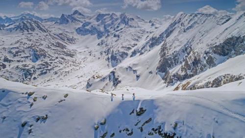 在高地陶恩山脉的滑雪旅行，奥地利巴德加斯坦 (© RooM the Agency/Alamy) Bing Everyday Wallpaper 2022-01-10
/tmp/UploadBetamt3RS2 [Bing Everyday Wall Paper 2022-01-10] url = http://www.bing.com/th?id=OHR.SkiTouring_ZH-CN0237169285_1920x1080.jpg

File Size (KB): 329.69 KB
Last Modified: January 10 2022 00:00:02
