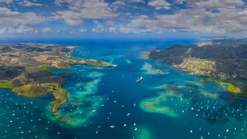 蔚蓝海域中的马提尼克岛，加勒比海 (© Airpano LLC/Amazing Aerial Agency) Bing Everyday Wallpaper 2022-01-22
/tmp/UploadBetae6juHD [Bing Everyday Wall Paper 2022-01-22] url = http://www.bing.com/th?id=OHR.LesserAntilles_ZH-CN3012679657_1920x1080.jpg

File Size (KB): 336.74 KB
Last Modified: January 22 2022 00:00:02
