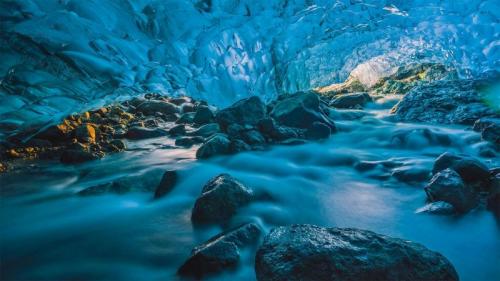 冰川洞穴里流动的河流，冰岛瓦特纳冰原 (© Marco Bottigelli/Getty Images) Bing Everyday Wallpaper 2022-02-24
/tmp/UploadBeta2bSXpg [Bing Everyday Wall Paper 2022-02-24] url = http://www.bing.com/th?id=OHR.CrystalCave_ZH-CN1284839856_1920x1080.jpg

File Size (KB): 334.61 KB
Last Modified: February 24 2022 00:00:13
