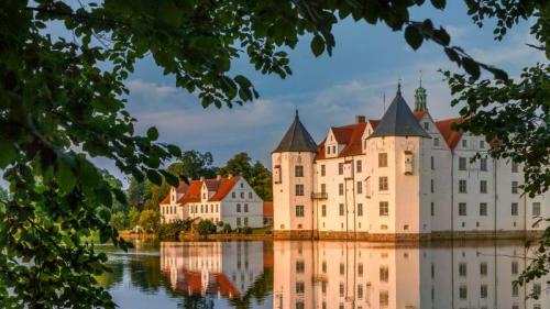 Schloss Glücksburg im Abendlicht, Glücksburg, Schleswig-Holstein, (© Christian Back/eStock Photo) Bing Everyday Wallpaper 2022-05-10
/tmp/UploadBetaeBT2NU [Bing Everyday Wall Paper 2022-05-10] url = http://www.bing.com/th?id=OHR.SchlossGluecksburg_DE-DE2789078986_1920x1080.jpg

File Size (KB): 331.91 KB
Last Modified: May 10 2022 00:00:03
