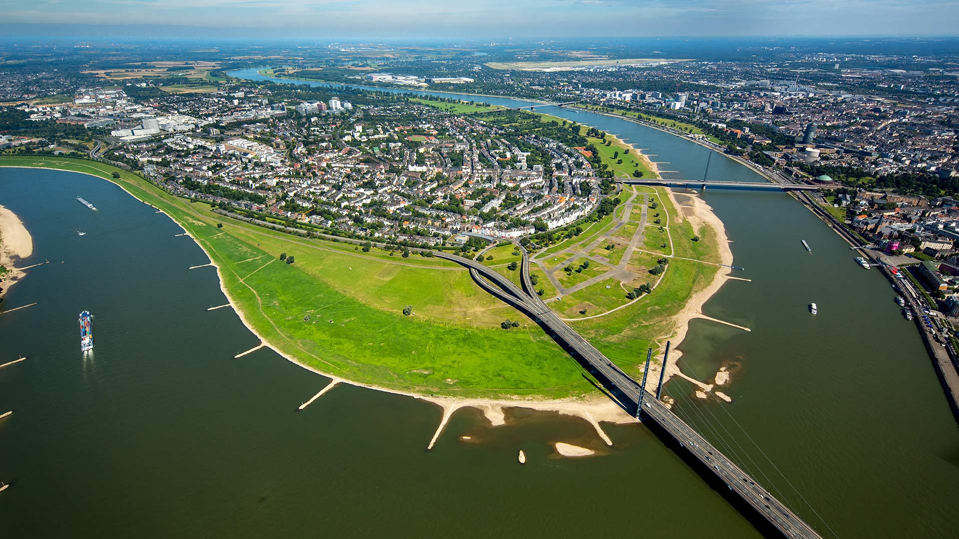 Luftbild des Düsseldorfer Stadtteils Oberkassel mit Rheinkniebrücke und Oberkasseler Brücke, Nordrhein-Westfalen (© Hans Blossey/Alamy Stock Photo) Bing Everyday Wallpaper 2022-05-16, tL8ibz [Bing Everyday Wall Paper 2022-05-16] url = http://www.bing.com/th?id=OHR.DuesseldorfOberkassel_DE-DE4515756656_1920x1080.jpg
