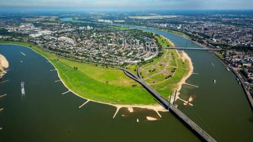 Luftbild des Düsseldorfer Stadtteils Oberkassel mit Rheinkniebrücke und Oberkasseler Brücke, Nordrhein-Westfalen (© Hans Blossey/Alamy Stock Photo) Bing Everyday Wallpaper 2022-05-16
/tmp/UploadBetatL8ibz [Bing Everyday Wall Paper 2022-05-16] url = http://www.bing.com/th?id=OHR.DuesseldorfOberkassel_DE-DE4515756656_1920x1080.jpg

File Size (KB): 336.63 KB
Last Modified: May 16 2022 00:00:10
