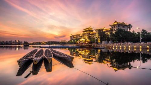 广角镜头下的厦门龙舟池，日落的光洒在传统龙舟上，中国 (© Sen Li/Getty Image) Bing Everyday Wallpaper 2022-06-03
/tmp/UploadBetaGKLBua [Bing Everyday Wall Paper 2022-06-03] url = http://www.bing.com/th?id=OHR.DragonBoat2022_ZH-CN2392684688_1920x1080.jpg

File Size (KB): 291.75 KB
Last Modified: June 03 2022 00:00:01
