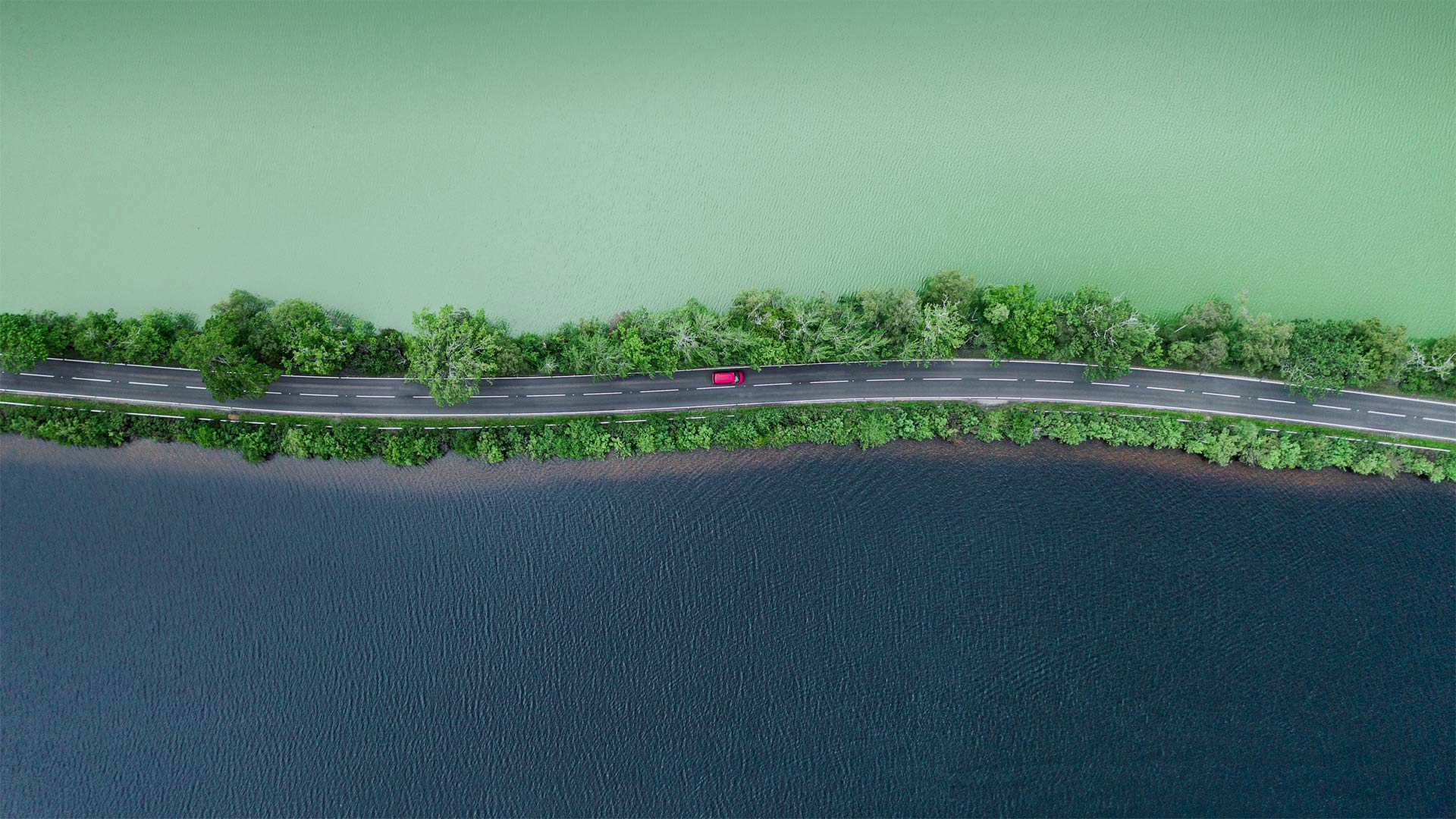 分隔两个湖泊的公路，苏格兰高地 (© Abstract Aerial Art/Getty Images) Bing Everyday Wallpaper 2022-07-02, 2aw7Nm [Bing Everyday Wall Paper 2022-07-02] url = http://www.bing.com/th?id=OHR.HalfwayDay_ZH-CN1333459630_1920x1080.jpg