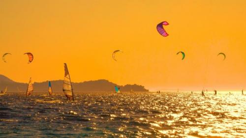 克罗地亚佩列沙茨半岛附近的风筝冲浪者和风帆冲浪者 (© helivideo/Getty Images) Bing Everyday Wallpaper 2022-08-26
/tmp/UploadBetaW6qssk [Bing Everyday Wall Paper 2022-08-26] url = http://www.bing.com/th?id=OHR.PeljesacWind_ZH-CN9299214248_1920x1080.jpg

File Size (KB): 320.82 KB
Last Modified: August 26 2022 00:00:02
