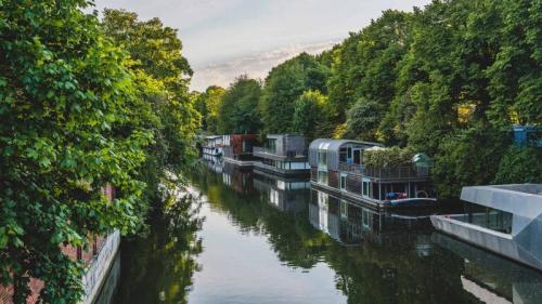 Hausboote auf dem Eilbekkanal, Hamburg (© Kerstin Bittner/Offset) Bing Everyday Wallpaper 2022-08-29
/tmp/UploadBetavT6st5 [Bing Everyday Wall Paper 2022-08-29] url = http://www.bing.com/th?id=OHR.HausbooteHamburg_DE-DE5767379352_1920x1080.jpg

File Size (KB): 267.8 KB
Last Modified: August 29 2022 00:00:04
