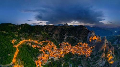 カステルメッツァーノ, イタリア バシリカータ州 (© Roberto Moiola/Getty Images) Bing Everyday Wallpaper 2022-09-15
/tmp/UploadBetaTjDmBI [Bing Everyday Wall Paper 2022-09-15] url = http://www.bing.com/th?id=OHR.SanMartinoVillage_JA-JP2439735431_1920x1080.jpg

File Size (KB): 334.74 KB
Last Modified: September 15 2022 00:00:02
