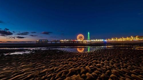 布莱克浦塔和中央码头，英国兰开夏郡 (© Bailey-Cooper Photography/Alamy) Bing Everyday Wallpaper 2022-09-17
/tmp/UploadBeta8MneiX [Bing Everyday Wall Paper 2022-09-17] url = http://www.bing.com/th?id=OHR.BlackpoolBeach_ZH-CN2646268897_1920x1080.jpg

File Size (KB): 325.75 KB
Last Modified: September 17 2022 00:00:02
