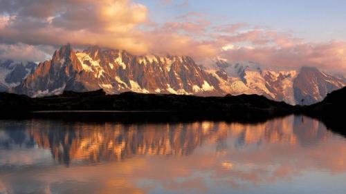 倒映在湖中的勃朗峰山脉，法国霞慕尼市 (© Stefan Huwiler/Alamy) Bing Everyday Wallpaper 2022-10-02
/tmp/UploadBetaXMxmxR [Bing Everyday Wall Paper 2022-10-02] url = http://www.bing.com/th?id=OHR.LacChesserys_ZH-CN4136691056_1920x1080.jpg

File Size (KB): 289.81 KB
Last Modified: October 02 2022 00:00:08
