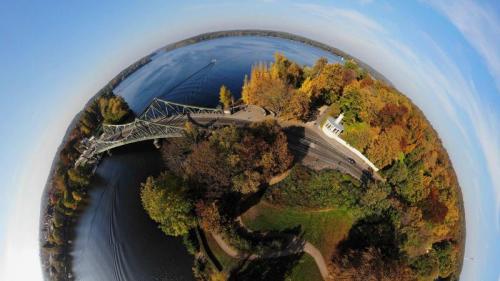 Kugelpanorama-Luftbild (Little Planet) der Glienicker Brücke, Potsdam, Brandenburg (© 360b/Alamy) Bing Everyday Wallpaper 2022-10-03
/tmp/UploadBetairDKSj [Bing Everyday Wall Paper 2022-10-03] url = http://www.bing.com/th?id=OHR.GlienickerBruecke_DE-DE3030822909_1920x1080.jpg

File Size (KB): 334.68 KB
Last Modified: October 03 2022 00:00:03
