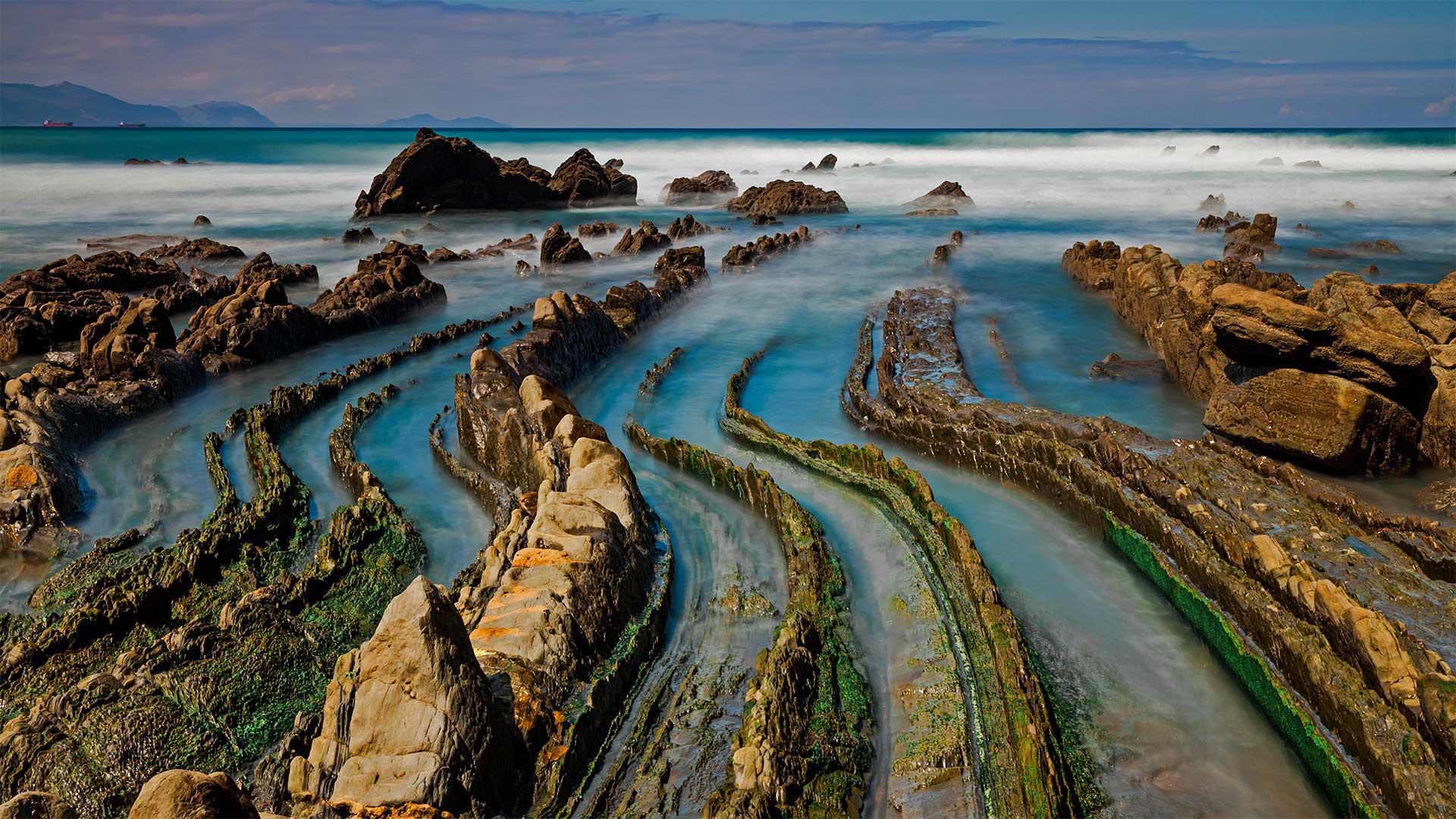 巴斯克海岸世界地质公园的比斯开湾，西班牙(© Olimpio Fantuz/eStock Photo) Bing Everyday Wallpaper  2022-10-06