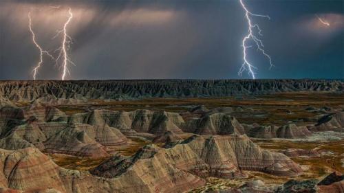 雷暴中恶地国家公园的岩层，美国南达科他州 (© DEEPOL by plainpicture) Bing Everyday Wallpaper 2022-11-10
/tmp/UploadBetahBeDim [Bing Everyday Wall Paper 2022-11-10] url = http://www.bing.com/th?id=OHR.BadLightning_ZH-CN1049646409_1920x1080.jpg

File Size (KB): 335.51 KB
Last Modified: November 10 2022 00:00:02
