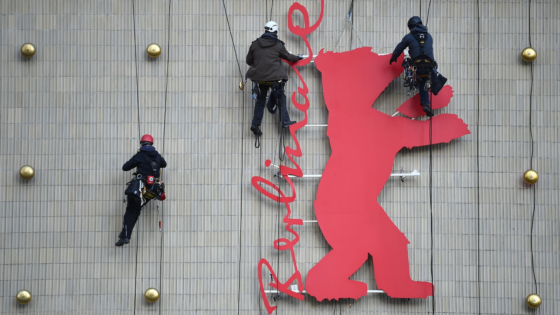 Industriekletterer besteigen den Berlinale-Bären im Kino Zoo-Palast, Berlin (© Britta Pedersen/dpa/Alamy Live News) Bing Everyday Wallpaper 2023-02-16, XbLg9a [Bing Everyday Wall Paper 2023-02-16] url = http://www.bing.com/th?id=OHR.BerlinaleEroeffnung_DE-DE6394050974_1920x1080.jpg