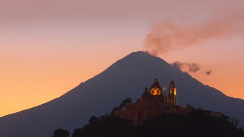 普埃布拉天主堂和波波卡特佩特火山，普埃布拉，墨西哥 (© Radius Images/Shutterstock) Bing Everyday Wallpaper 2023-05-05
/tmp/UploadBetaF9hF6Z [Bing Everyday Wall Paper 2023-05-05] url = http://www.bing.com/th?id=OHR.Popocatepetl_ZH-CN5483138337_1920x1080.jpg

File Size (KB): 324.78 KB
Last Modified: May 05 2023 00:00:04
