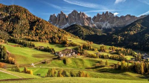 富内斯山谷，背景是多洛米蒂山，南蒂罗尔，意大利 (© Achim Thomae/Getty Images) Bing Everyday Wallpaper 2023-11-11
/tmp/UploadBetaGvJCYe [Bing Everyday Wall Paper 2023-11-11] url = http://www.bing.com/th?id=OHR.ValDiFunes_ZH-CN2080915930_1920x1080.jpg

File Size (KB): 251.49 KB
Last Modified: November 11 2023 00:00:16
