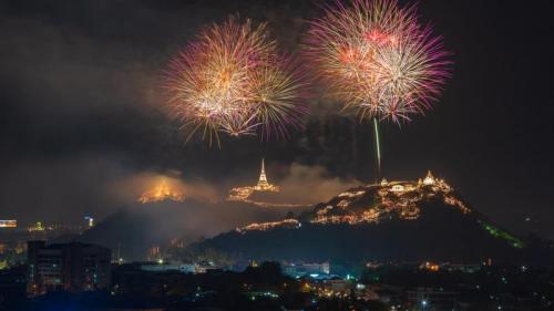 帕那空奇里上空的烟花，碧武里府,泰国 (© noomcpk/Shutterstock) Bing Everyday Wallpaper 2023-12-31
/tmp/UploadBetazw4UZp [Bing Everyday Wall Paper 2023-12-31] url = http://www.bing.com/th?id=OHR.ThailandNewYears_ZH-CN2058192262_1920x1080.jpg

File Size (KB): 270.66 KB
Last Modified: December 31 2023 00:00:17
