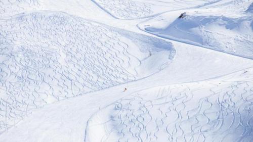 贝尔尼纳山口的滑雪场，格劳宾登州，瑞士 (© Francesco Bergamaschi/Getty Images) Bing Everyday Wallpaper 2024-01-08
/tmp/UploadBeta8V8PIP [Bing Everyday Wall Paper 2024-01-08] url = http://www.bing.com/th?id=OHR.BerninaPass_ZH-CN5776010452_1920x1080.jpg

File Size (KB): 318.95 KB
Last Modified: January 08 2024 00:00:02
