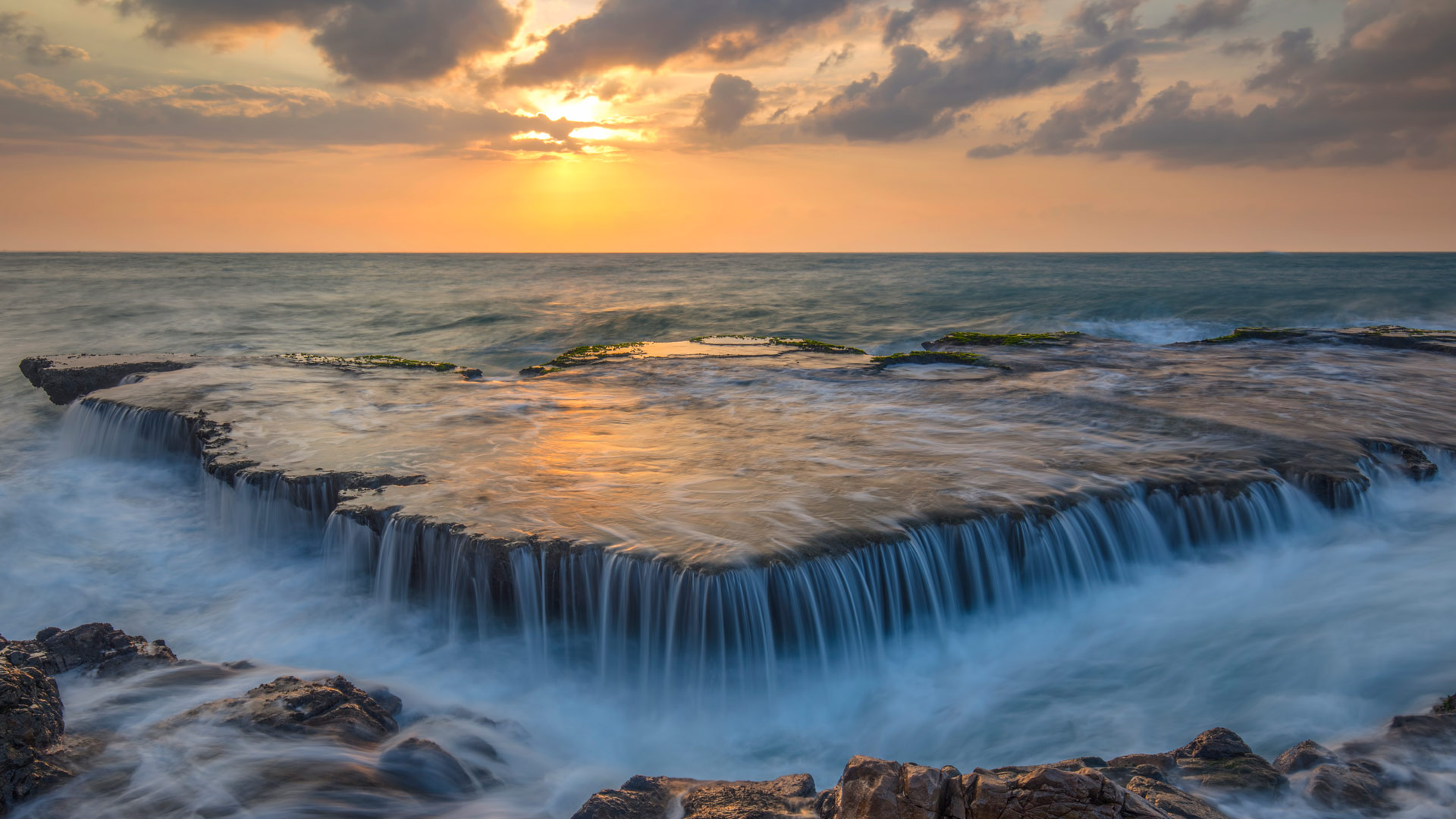 海水从古老的珊瑚礁上倾泻而下，杭莱，越南 (© Thang Tat Nguyen/Getty Images) Bing Everyday Wallpaper 2024-03-26, 8jMqle [Bing Everyday Wall Paper 2024-03-26] url = http://www.bing.com/th?id=OHR.HangRaiVietnam_ZH-CN1601428109_1920x1080.jpg