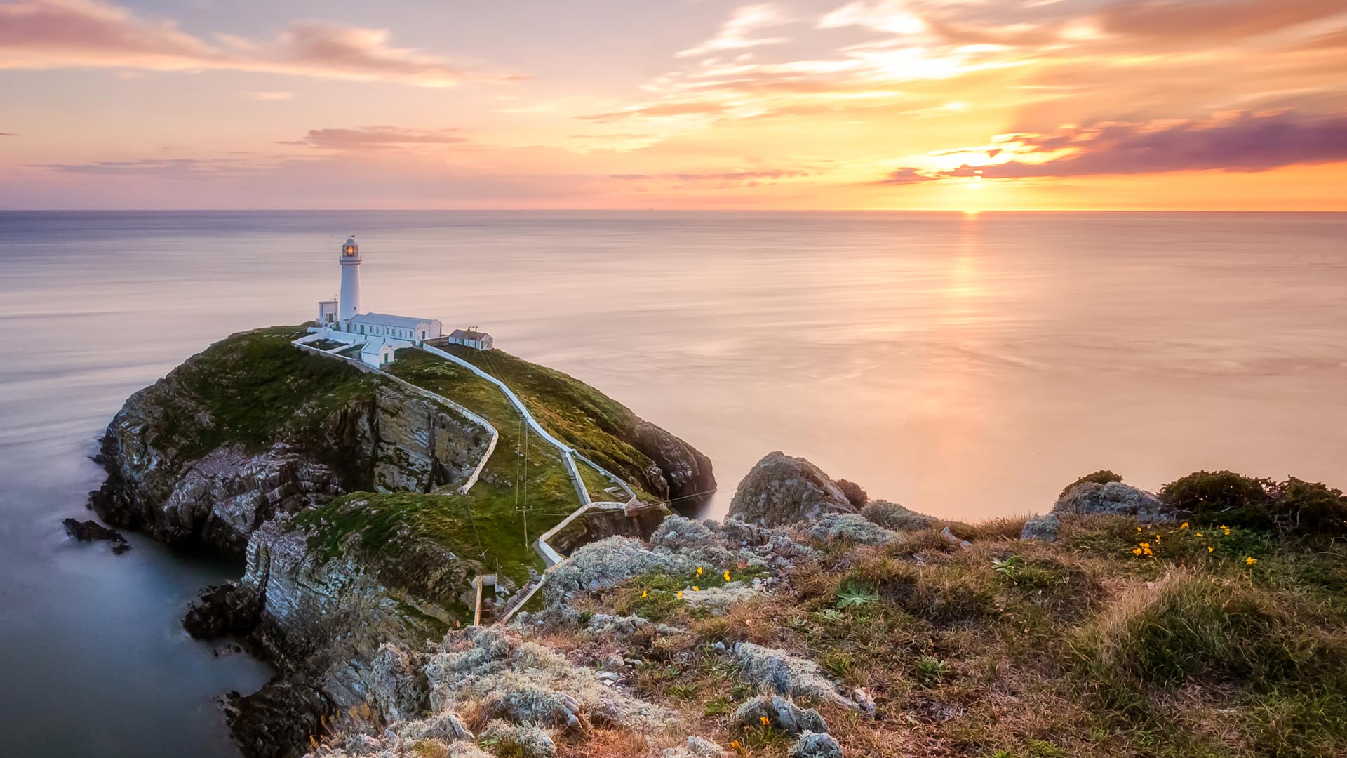 日落时的南斯塔克灯塔，霍利希德，威尔士，英国 (© mariotlr/Getty Images) Bing Everyday Wallpaper 2024-03-29, Q7QSoZ [Bing Everyday Wall Paper 2024-03-29] url = http://www.bing.com/th?id=OHR.SouthStackLight_ZH-CN5932471774_1920x1080.jpg