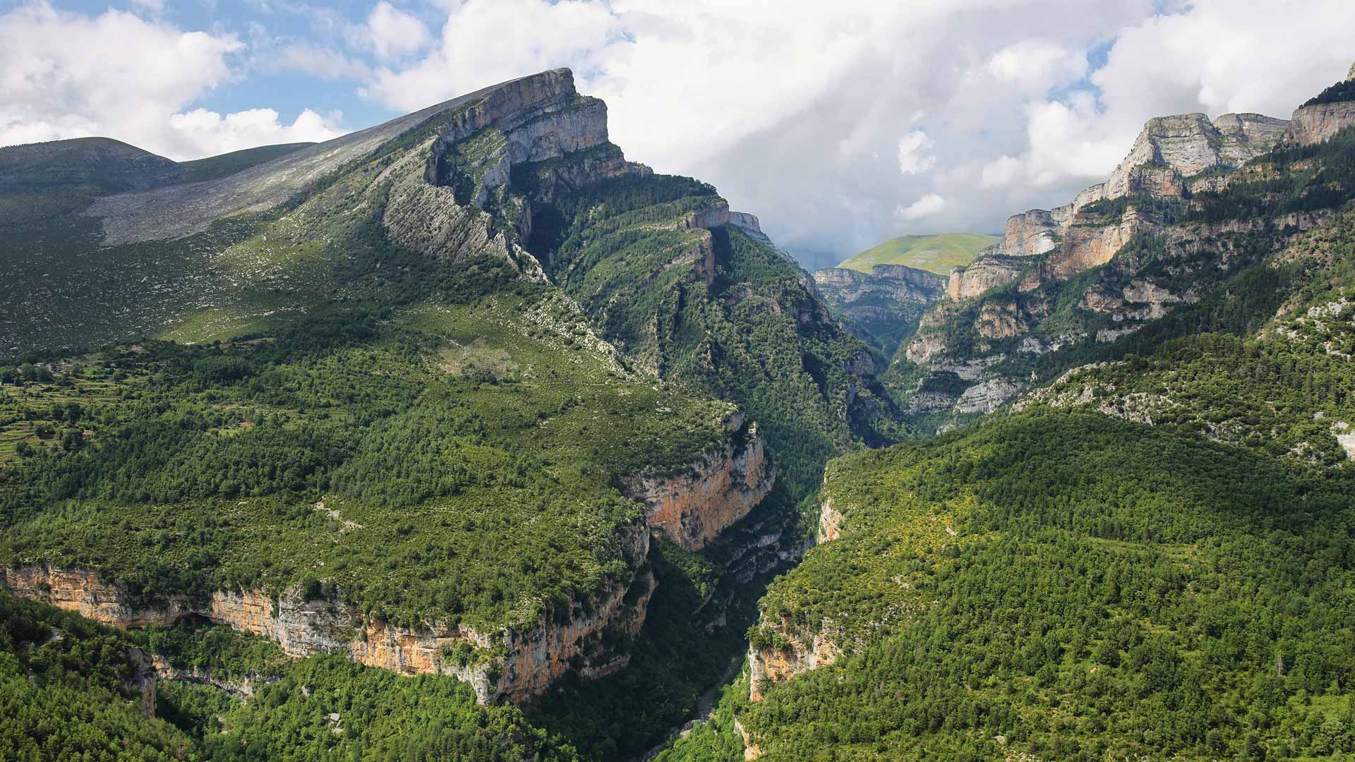 阿尼斯克洛峡谷，奥德萨和佩尔迪多山国家公园，韦斯卡，西班牙 (© Marisa Estivill/Shutterstock) Bing Everyday Wallpaper 2024-05-24, 3YUnfY [Bing Everyday Wall Paper 2024-05-24] url = http://www.bing.com/th?id=OHR.OrdesaNationalPark_ZH-CN8545620273_1920x1080.jpg