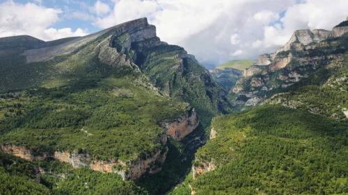 阿尼斯克洛峡谷，奥德萨和佩尔迪多山国家公园，韦斯卡，西班牙 (© Marisa Estivill/Shutterstock) Bing Everyday Wallpaper 2024-05-24
/tmp/UploadBeta3YUnfY [Bing Everyday Wall Paper 2024-05-24] url = http://www.bing.com/th?id=OHR.OrdesaNationalPark_ZH-CN8545620273_1920x1080.jpg

File Size (KB): 308.73 KB
Last Modified: May 24 2024 00:00:01
