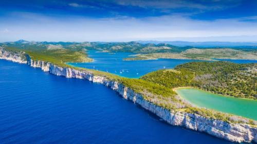 特拉斯契卡自然公园悬崖，杜吉奥托克岛，克罗地亚 (© Ilija Ascic/Shutterstock) Bing Everyday Wallpaper 2024-08-13
/tmp/UploadBetaNh9HNQ [Bing Everyday Wall Paper 2024-08-13] url = http://www.bing.com/th?id=OHR.DugiOtokCroatia_ZH-CN7791404392_1920x1080.jpg

File Size (KB): 315.56 KB
Last Modified: August 13 2024 00:00:02
