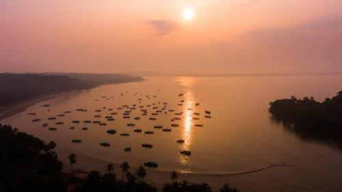 可可海滩上的渔船，果阿邦，印度 (© Abhinav Sah/Shutterstock) Bing Everyday Wallpaper 2024-10-14
/tmp/UploadBetalup411 [Bing Everyday Wall Paper 2024-10-14] url = http://www.bing.com/th?id=OHR.CocoBeach_ZH-CN7503553722_1920x1080.jpg

File Size (KB): 320.4 KB
Last Modified: October 14 2024 00:00:02

