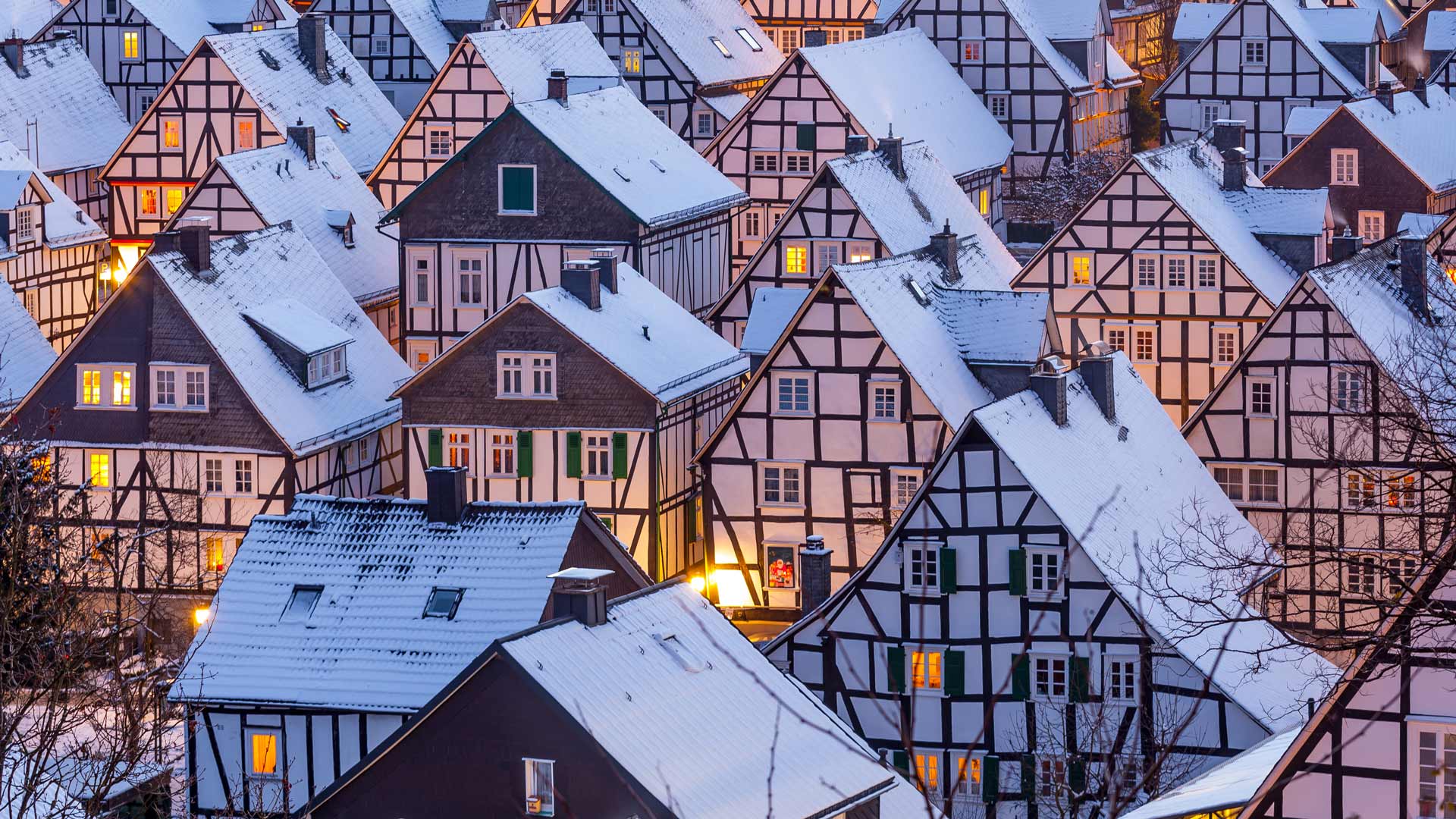 Verschneite Fachwerkhäuser in Freudenberg bei Siegen, Nordrhein-Westfalen (© Thorsten Frisch/Shutterstock) Bing Everyday Wallpaper 2024-12-01, aP8c12 [Bing Everyday Wall Paper 2024-12-01] url = http://www.bing.com/th?id=OHR.FreudenbergHistoricHouses_DE-DE3863423728_1920x1080.jpg