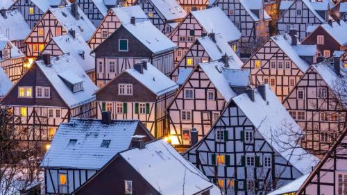 Verschneite Fachwerkhäuser in Freudenberg bei Siegen, Nordrhein-Westfalen (© Thorsten Frisch/Shutterstock) Bing Everyday Wallpaper 2024-12-01
/tmp/UploadBetaaP8c12 [Bing Everyday Wall Paper 2024-12-01] url = http://www.bing.com/th?id=OHR.FreudenbergHistoricHouses_DE-DE3863423728_1920x1080.jpg

File Size (KB): 324.31 KB
Last Modified: December 01 2024 00:00:04
