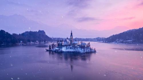 布莱德湖，斯洛文尼亚 (© Kesu01/Getty Images) Bing Everyday Wallpaper 2024-12-27
/tmp/UploadBeta165aXC [Bing Everyday Wall Paper 2024-12-27] url = http://www.bing.com/th?id=OHR.LakeBledSnow_ZH-CN4118056813_1920x1080.jpg

File Size (KB): 312.22 KB
Last Modified: December 27 2024 00:00:02
