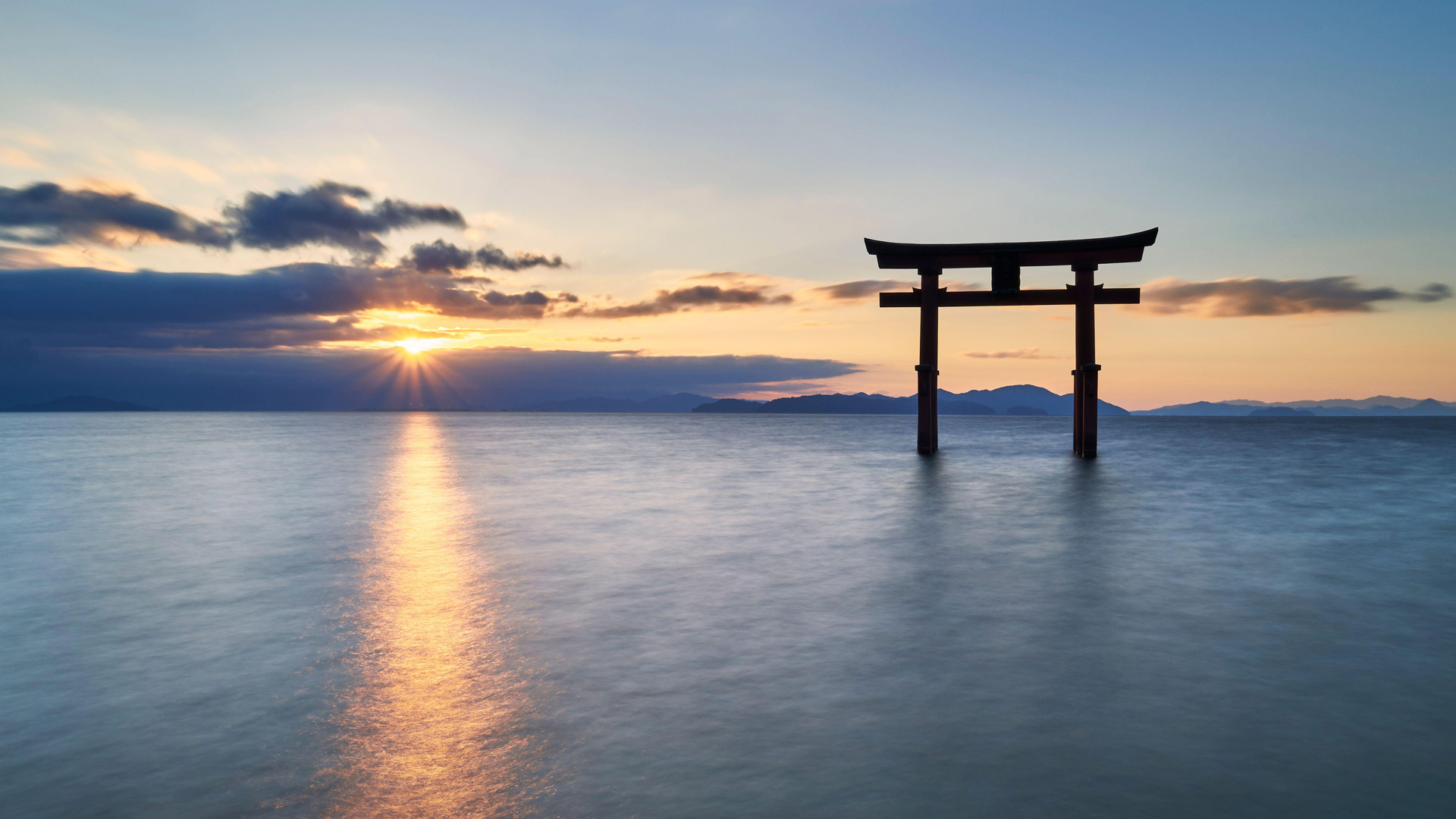 朝日と白髭神社の鳥居, 滋賀県 高島市 (© Cavan Images/Alamy Stock Photo) Bing Everyday Wallpaper 2025-01-01, 6NOGGC [Bing Everyday Wall Paper 2025-01-01] url = http://www.bing.com/th?id=OHR.ShirahigeSunrise2024_JA-JP6695296609_1920x1080.jpg