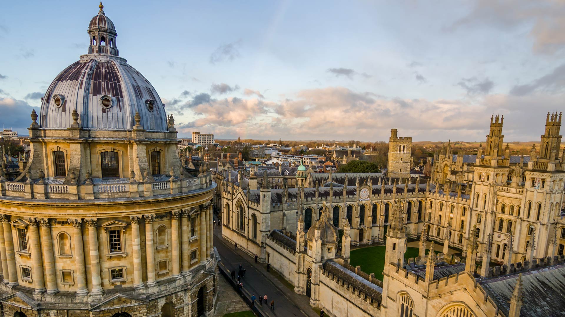 英国拉德克里夫图书馆和万灵学院，牛津大学，英格兰 (© atiger/Shutterstock) Bing Everyday Wallpaper 2025-01-03, 8m8115 [Bing Everyday Wall Paper 2025-01-03] url = http://www.bing.com/th?id=OHR.TolkienOxford_ZH-CN6331694590_1920x1080.jpg